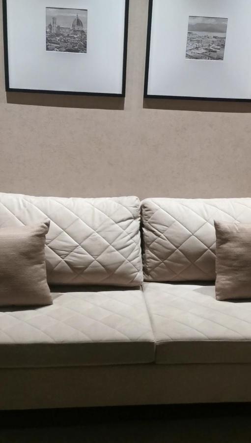 Buona Vitta Gramado Resort & Spa By Gramado Parks Exterior foto The photo shows a section of a couch with two large, quilted back cushions that have a diamond pattern. There are also two smaller, square pillows placed in front of the back cushions. The color scheme appears to be neutral, featuring shades of beige
